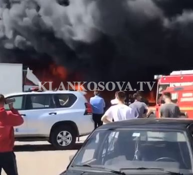 Zjarri në një fabrikë në Podujevë, zjarrfikësit dhe policia në vendngjarje