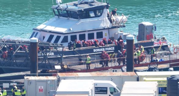 Rekord i ri: Mbi 7 mijë emigrantë kanë mbërritur në Angli deri më tani këtë vit