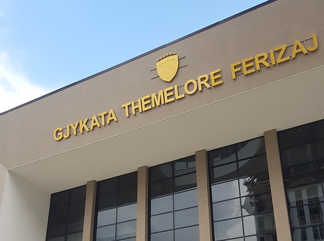 Shoferi i autobusit e detyroi të miturën të kryejë marrëdhënie seksuale  gjykata në Ferizaj i cakton paraburgim