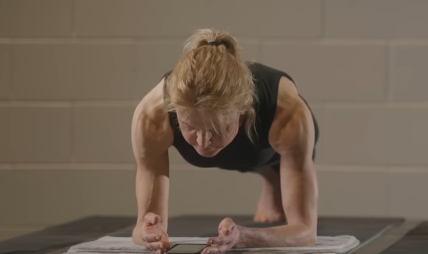 Gruaja 59-vjeçare thyen rekordin botëror për qëndrimin në pozicionin planking (VIDEO)