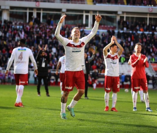 Rei Manaj realizon gol fantastik për t’i dhuruar 3 pikë Sivassporit