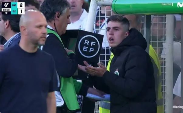 Kërkoi ta ndalonte ndeshjen kur një tifoz po pësonte arrest kardiak, futbollisti përjashtohet me të kuq