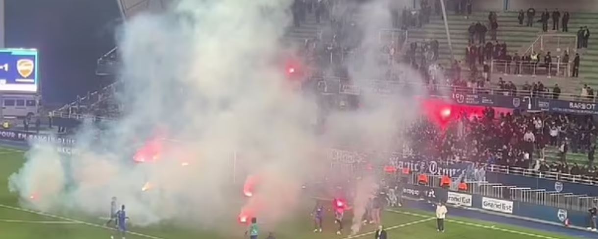 Tifozët e klubit francez të zhgënjyer me ekipin, pezullojnë ndeshjen duke hedhur mjete piroteknike nga tribuna
