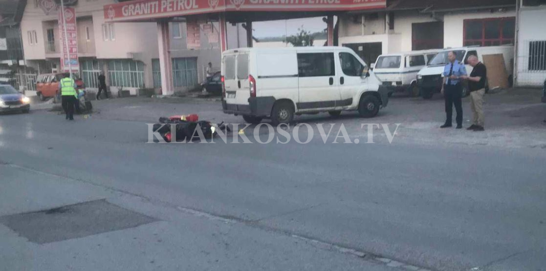 Aksident mes një veture dhe motoçiklete në Mitrovicë, vdes 26-vjeçari