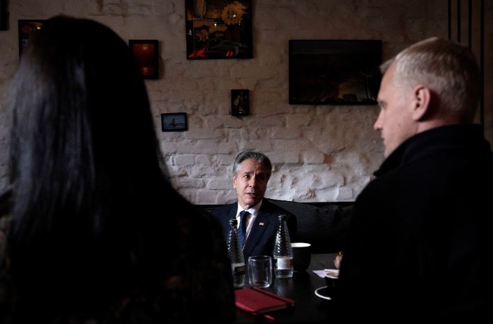 Blinken nga Kievi: Atë që e ka shkatërruar Putini, Rusia duhet ta paguajë – koha s’është në anën e tij