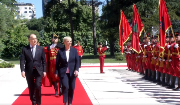 Presidentja e Sllovenisë pritet me ceremoni shtetërore nga Bajram Begaj