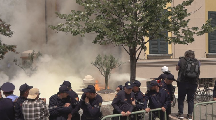 Protesta e radhës para Bashkisë së Tiranës, policia ka një thirrje për organizatorët