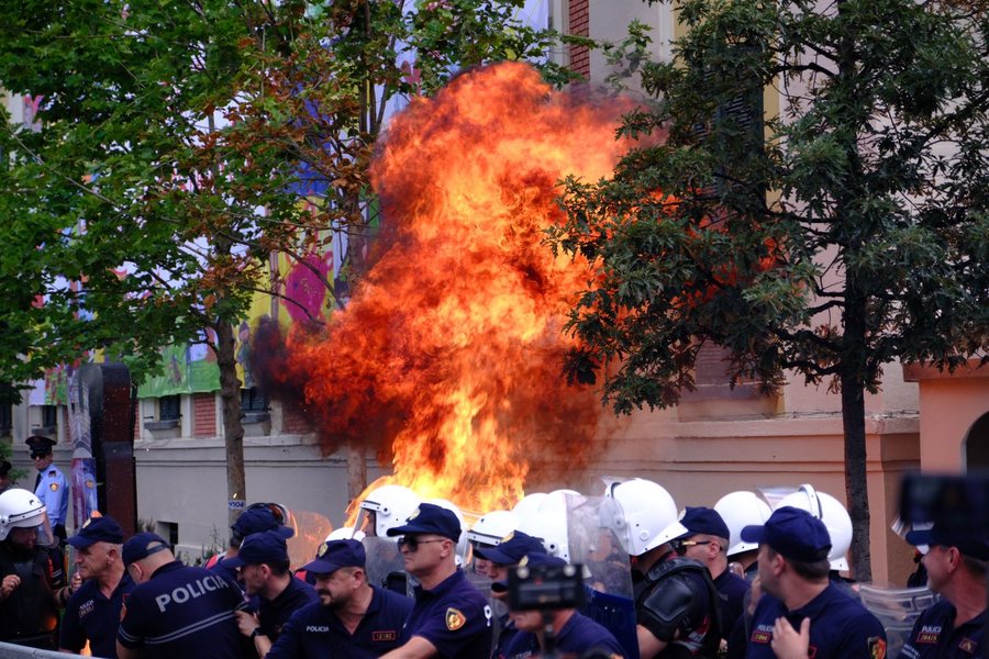 Breshëri molotovësh ndaj Bashkisë, opozita kërkon me zjarr dorëheqjen e Veliajt