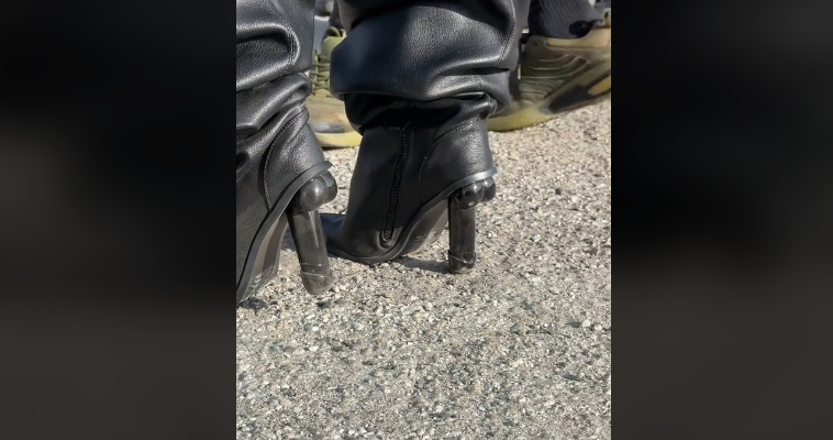 Bebe Rexha shfaqet me taka në formë të organit gjenital (VIDEO)