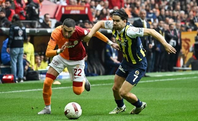 Fenerbahçe mposht Galatasarayn në derbi, titulli vendoset në xhiron e fundit