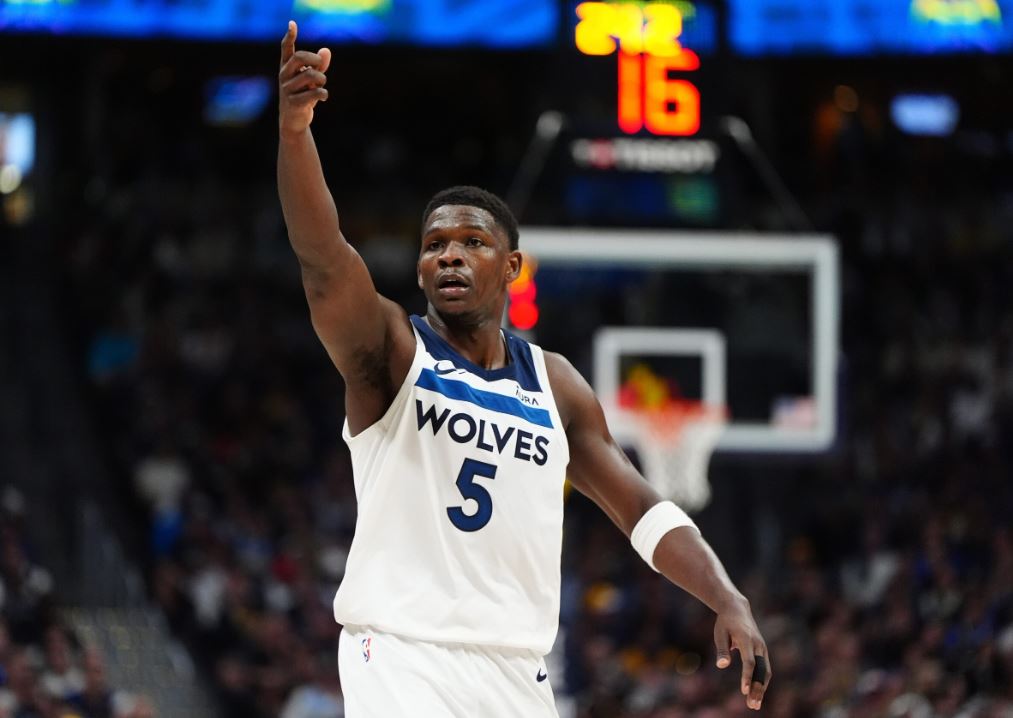 NBA, ujqërit e pamëshirshëm ia marrin edhe ndeshje ne dytë në shtëpi kampionit (VIDEO)