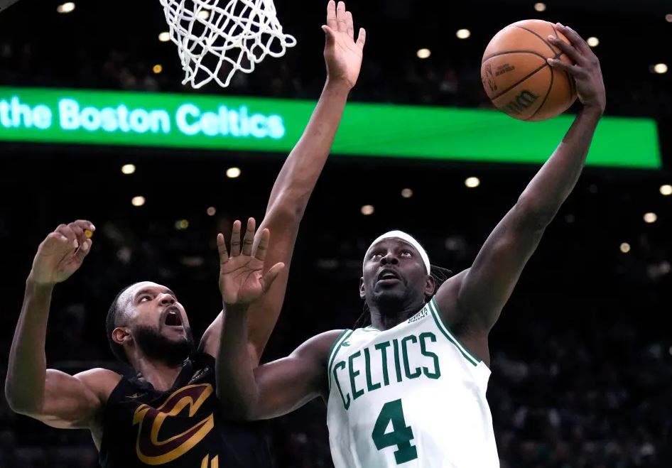 Bostoni e shpartallon Clevelandin në ndeshjen e parë (VIDEO)