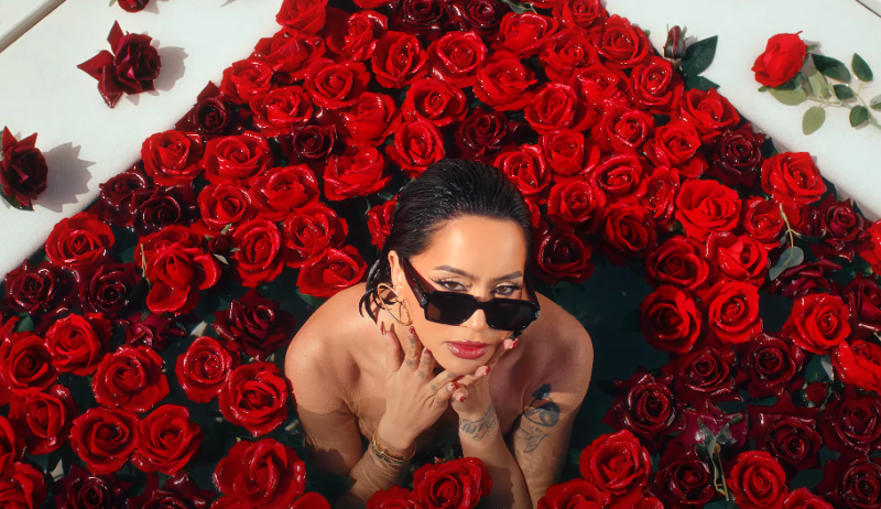 Dafina Zeqiri pozon pa pikë grimi