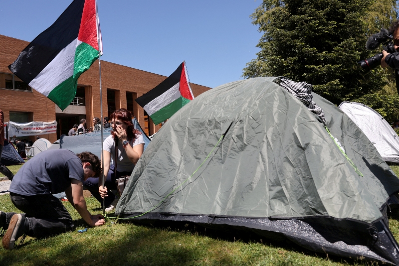 Disa studentët spanjollë ngritën një kamp proteste pro-palestineze në Madrid