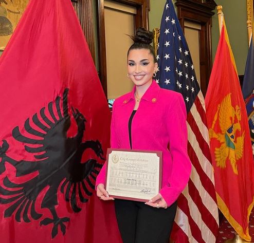 Enisa nderohet në Nju Jork