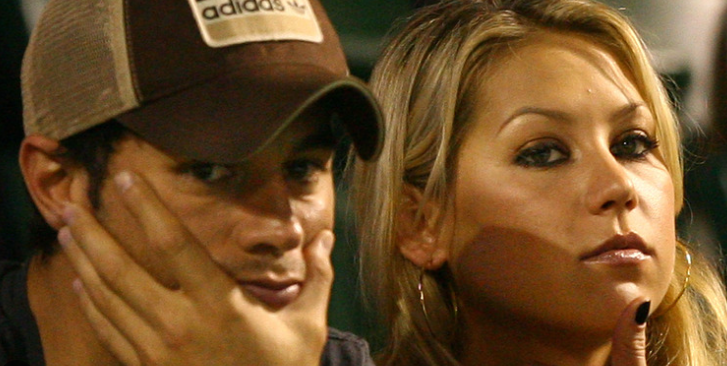 Enrique Iglesias zbulon mendimet e gruas së tij kur puthet me fansat