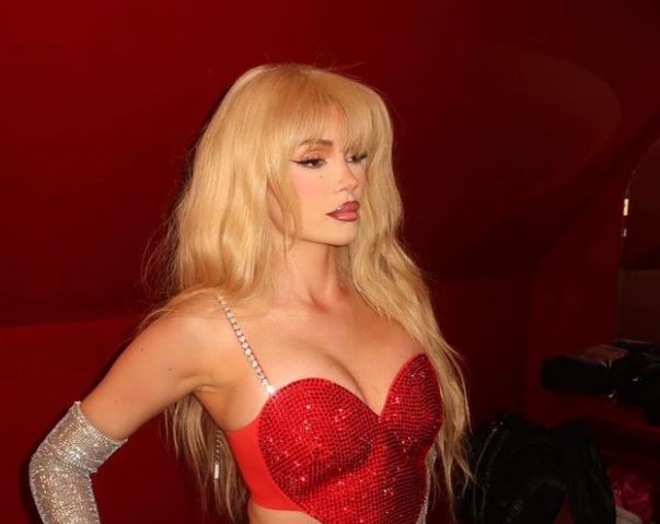 Era Istrefi “na çmend”, kaq joshëse duket ajo me të kuqe