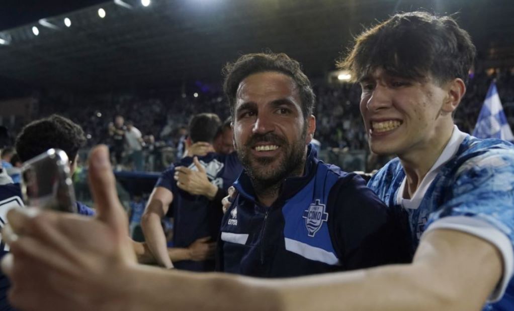 U inkuadruan në Serie A, Fabregas ua paguan pushimet lojtarëve në Ibiza