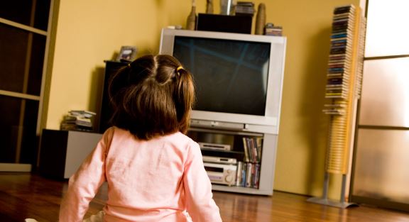 Covid 19 rriti obezitetin, OBSH: Fëmijët shtuan orët e qëndrimit pasiv