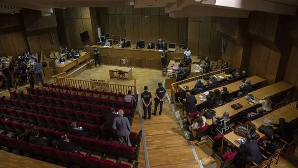 Shqiptarja nuk mund të dëshmonte për shkak të gjendjes së rëndë, gjykata athinase e lë të dyshuarin të lirë (FOTO)