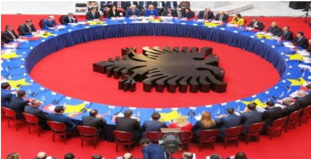 Hyn në fuqi marrëveshja "pa kufi" Shqipëri-Kosovë, pika në Morinë me fluks të madh të kosovarëve