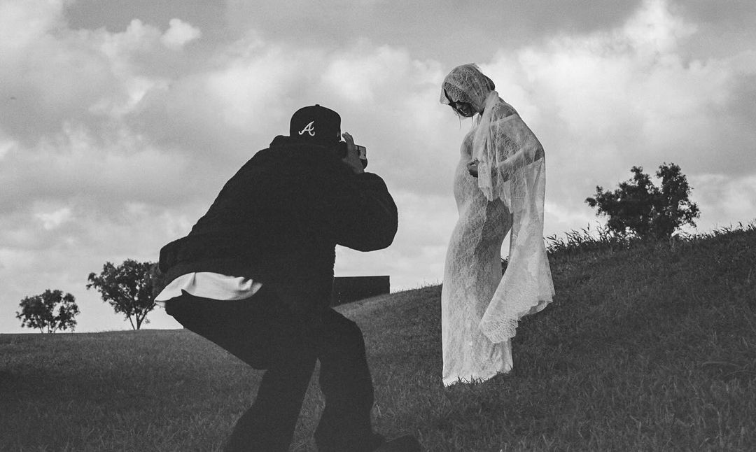 Hailey dhe Justin Bieber po bëhen prindër për herë të parë (FOTO)