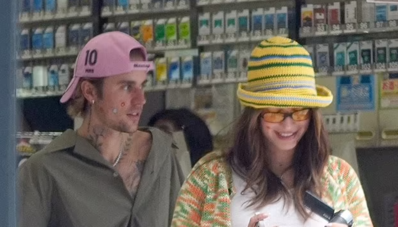 Justin dhe Hailey shfaqen të lumtur pranë njëri-tjetrit rrugëve të Tokio