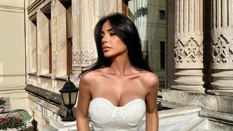 Kaderi shfaqet me fustan të bardhë në fotografitë e fundit