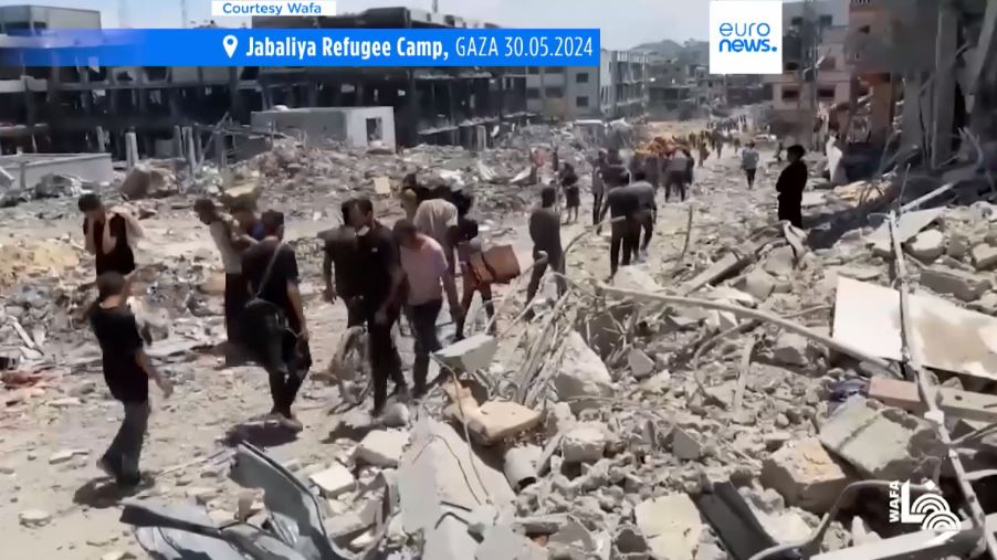 Palestinezët kërkojnë sendet nën rrënojat në kampin e refugjatëve Jabaliya, pasi IDF tërhiqet
