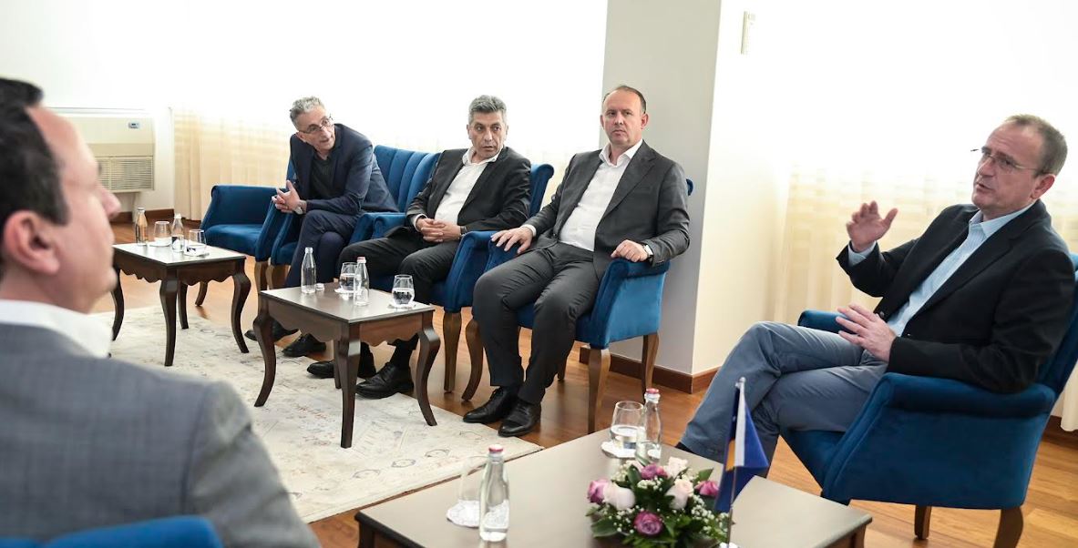 Kurti pret në takim udhëheqësit e VLEN, i përgëzon për rezultatin në zgjedhje në Maqedoni të Veriut