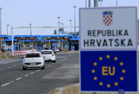 Kufiri Serbi - Kroaci: Gjenden cigare pa banderola në autobusin nga Kosova, ndalohen shoferi dhe kondukteri
