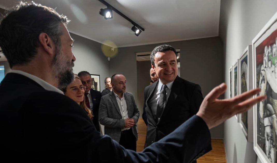 Kurti, Çeku e Çobaj vizitojnë Galerinë Kombëtare të Kosovës, në vëmendje ekspozita e artistit të ndjerë, Gjelosh Gjokaj