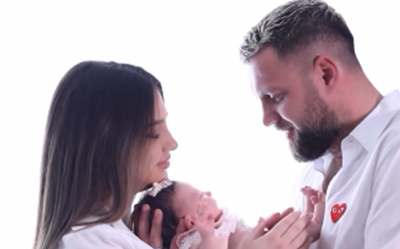 Vajza e Kiares dhe Luizit nuk i do syzet as kapelën