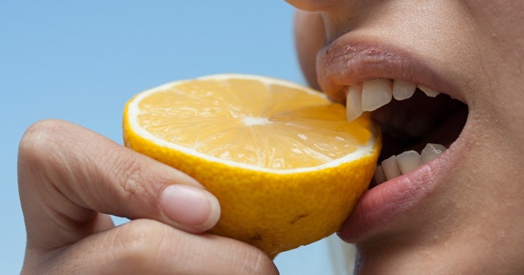 Ekziston një moment i ditës që s'duhet të hamë e as të pimë, sipas dentistes