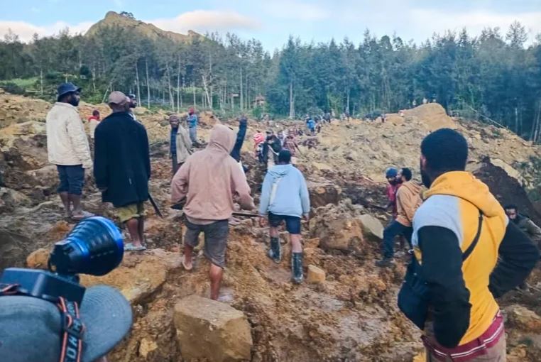 Dhjetëra njerëz dyshohet se kanë vdekur pas një rrëshqitjeje masive të dheut në Papua Guinenë e Re