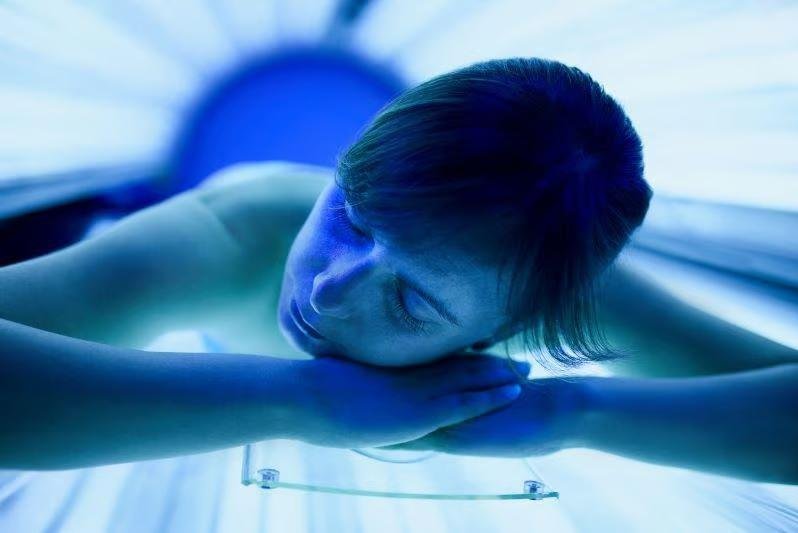 Miti se lëkura e nxirë duket më e shëndetshme, vazhdon për një të tretën e të rinjve