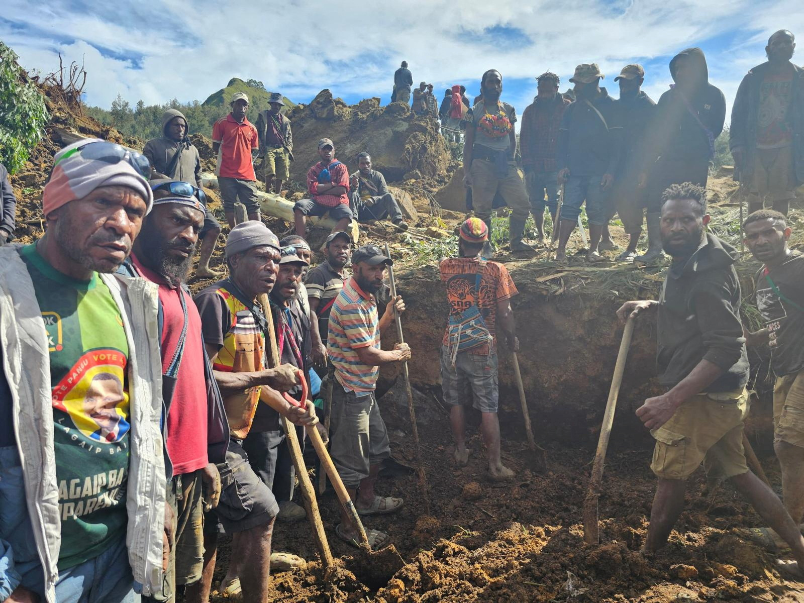 Mbi 2000 të varrosur të gjallë në rrëshqitjen e dheut në Papua Guinenë e Re, thonë autoritetet