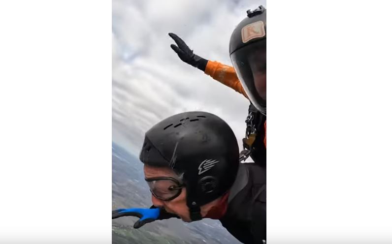 106-vjeçari bëhet parashutisti më i vjetër në botë (VIDEO)