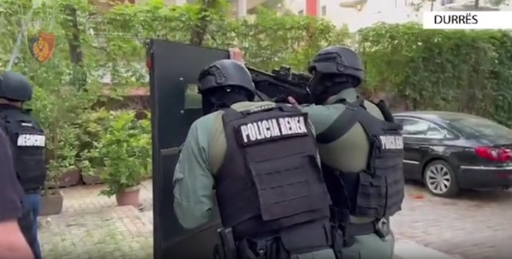 Mbante peng 2 fëmijët e tij të mitur dhe qëlloi me armë RENEA-n, arrestohet 40-vjeçari
