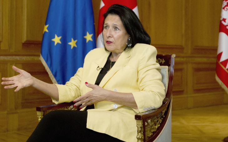 Presidentja e Gjeorgjisë vë veton ndaj "ligjit rus"