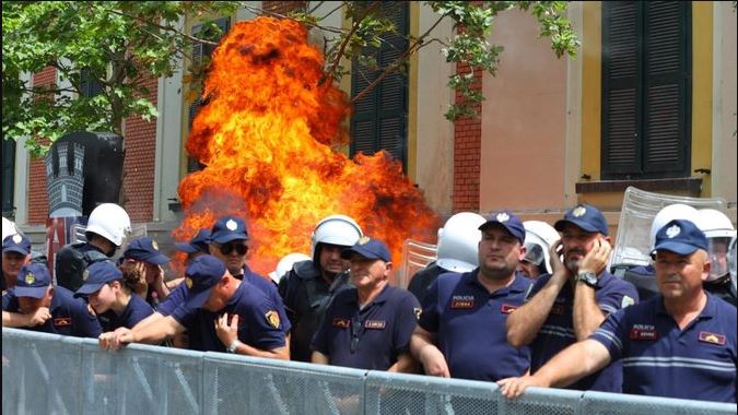 Bashkia ndërpret energjinë, protestuesit hedhin molotov