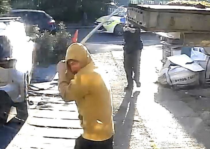 Dy policë në Londër mbetën të hospitalizuar pasi u përballën me të dyshuarin që përdorte shpatë