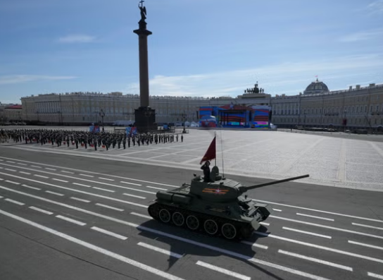 Putin shënon paradën ushtarake me një tank të vetëm (VIDEO)