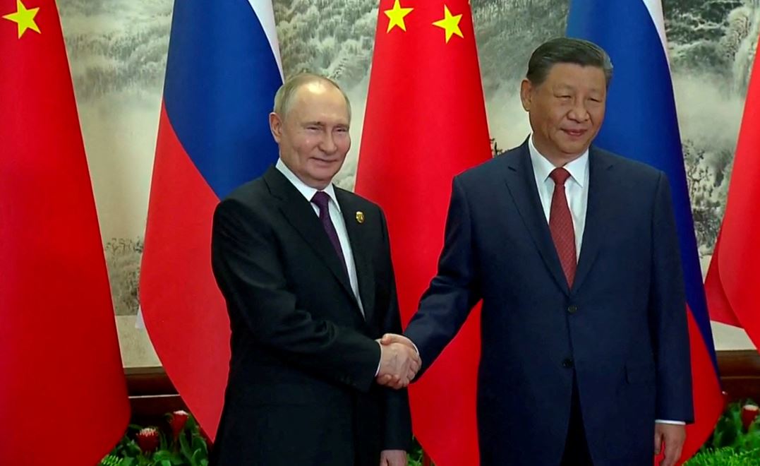 Xi lavdëron lidhjet Kinë-Rusi ndërsa Putin zbarkon në Pekin
