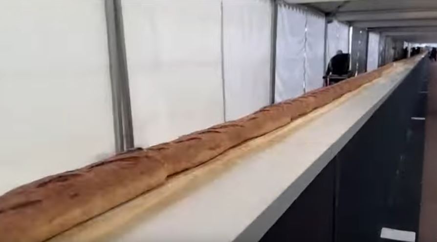 Baguette më e gjatë në botë është 140 metra e gjatë (VIDEO)