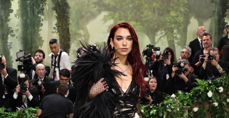 Dua Lipa mahnit me paraqitjen në Met Gala
