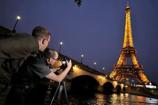 Pse është e paligjshme të fotografosh Kullën Eiffel gjatë natës, por jo gjatë ditës?