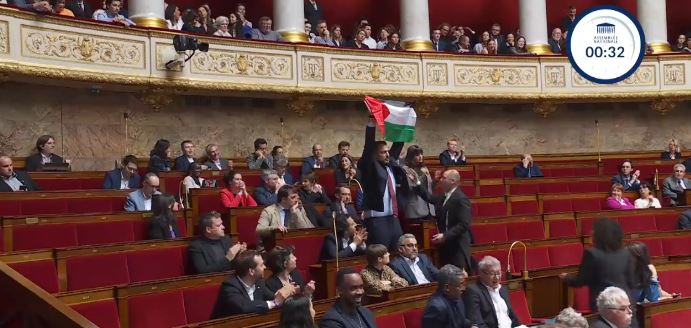 Deputeti francez pezullohet pasi valëviti flamurin palestinez në parlament
