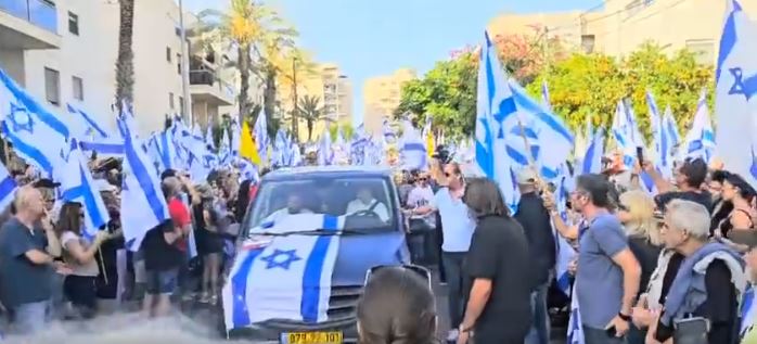 Tel Aviv: Mijëra protestues kërkojnë kthimin e pengjeve, gjatë funeralit të njërit prej tyre