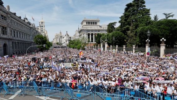 Real Madrid së bashku me mijëra tifozë po feston titullin e 36-të të La Ligës